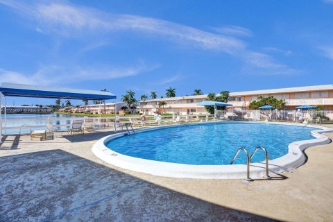 Condo in Hallandale Beach, Florida, 1 bedroom  № 1859679 - photo 2