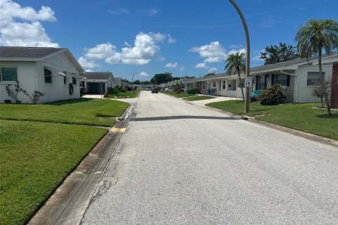 House in Pinellas Park, Florida 2 bedrooms, 79.9 sq.m. № 1793158 - photo 2