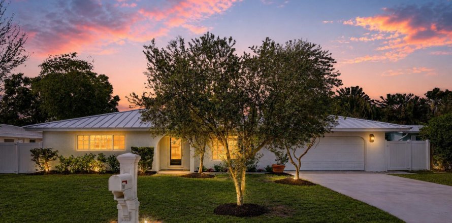 House in Boynton Beach, Florida 3 bedrooms, 173.17 sq.m. № 2188182