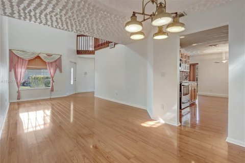 Casa en venta en Cutler Bay, Florida, 4 dormitorios, 182.74 m2 № 2011142 - foto 2