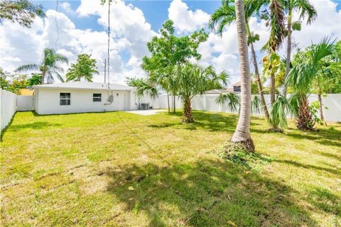 House in Oakland Park, Florida 3 bedrooms, 95.5 sq.m. № 1226760 - photo 1