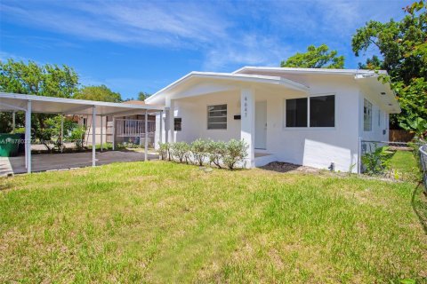Villa ou maison à vendre à Miami, Floride: 4 chambres, 119.94 m2 № 1922150 - photo 1