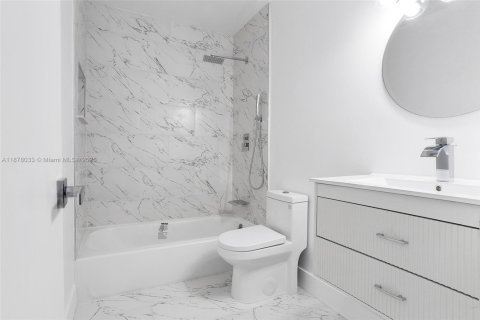 Villa ou maison à vendre à Miami, Floride: 4 chambres, 119.94 m2 № 1922150 - photo 11