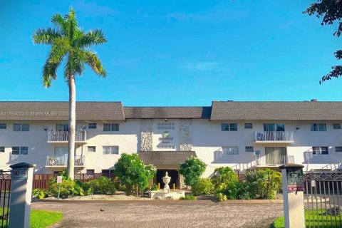 Copropriété à louer à Miami, Floride: 2 chambres, 80.45 m2 № 1945862 - photo 1