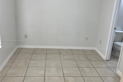 Touwnhouse à louer à Miami, Floride: 2 chambres, 82.22 m2 № 2078487 - photo 19