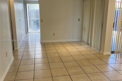 Touwnhouse à louer à Miami, Floride: 2 chambres, 82.22 m2 № 2078487 - photo 10