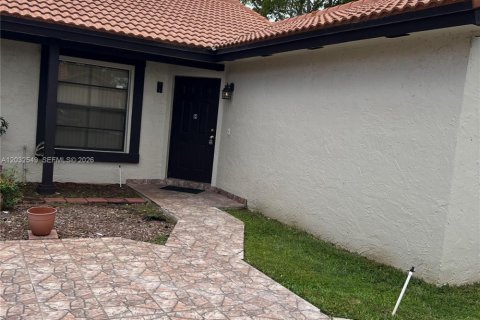 Touwnhouse à louer à Miami, Floride: 2 chambres, 82.22 m2 № 2078487 - photo 3