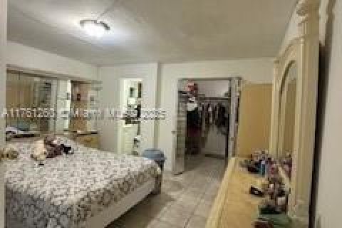 Villa ou maison à vendre à Hialeah, Floride: 5 chambres, 242.29 m2 № 1985480 - photo 9