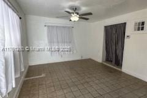 Villa ou maison à vendre à Hialeah, Floride: 5 chambres, 242.29 m2 № 1985480 - photo 17