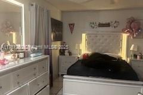 Villa ou maison à vendre à Hialeah, Floride: 5 chambres, 242.29 m2 № 1985480 - photo 4