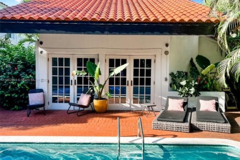 Villa ou maison à louer à Miami Beach, Floride: 3 chambres, 593.37 m2 № 1877562 - photo 1