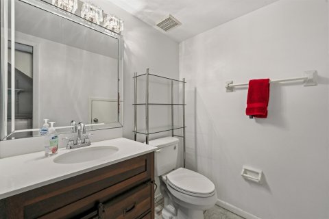 Townhouse in Stuart, Florida 2 bedrooms, 130.06 sq.m. № 2154688 - photo 14