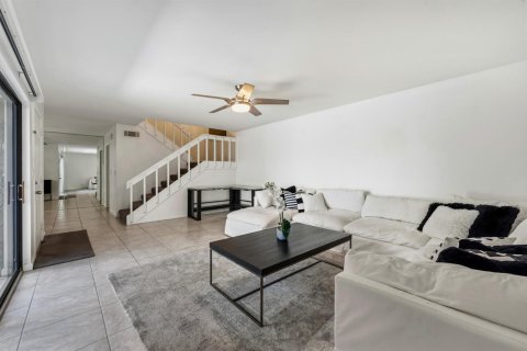 Townhouse in Stuart, Florida 2 bedrooms, 130.06 sq.m. № 2154688 - photo 4