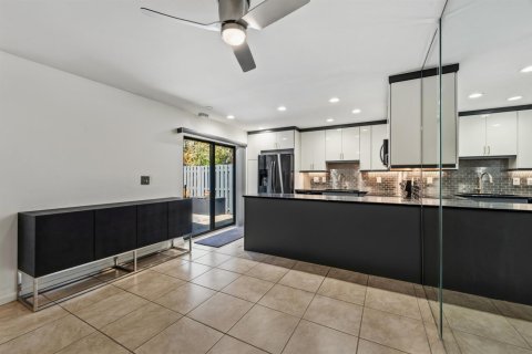 Townhouse in Stuart, Florida 2 bedrooms, 130.06 sq.m. № 2154688 - photo 12