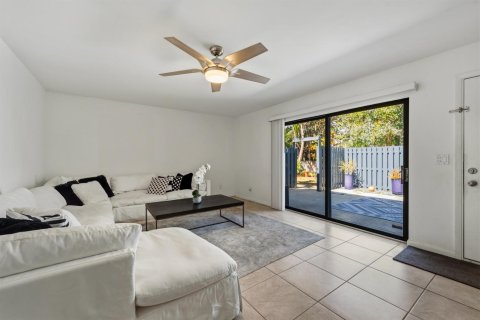 Townhouse in Stuart, Florida 2 bedrooms, 130.06 sq.m. № 2154688 - photo 5