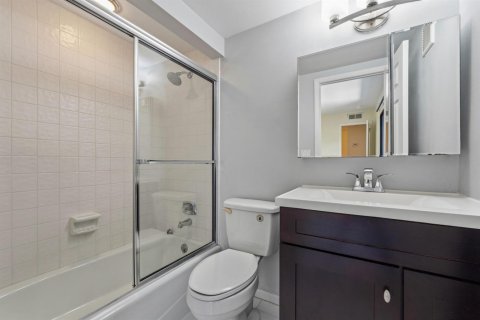 Townhouse in Stuart, Florida 2 bedrooms, 130.06 sq.m. № 2154688 - photo 24