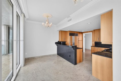 Купить кондоминиум в Санни-Айлс-Бич, Флорида 4 спальни, 362.88м2, № 2171900 - фото 19