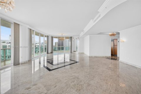 Купить кондоминиум в Санни-Айлс-Бич, Флорида 4 спальни, 362.88м2, № 2171900 - фото 14
