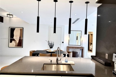 Condo in Miami, Florida, 2 bedrooms  № 1888959 - photo 4