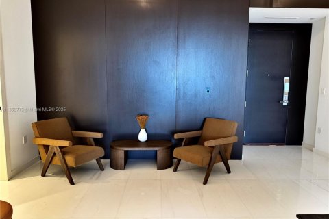 Condo in Miami, Florida, 2 bedrooms  № 1888959 - photo 1