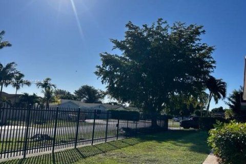 Villa ou maison à louer à Miami, Floride: 3 chambres, 198.25 m2 № 2003180 - photo 2