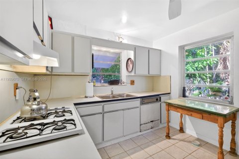 House in Miami Shores, Florida 3 bedrooms, 135.64 sq.m. № 2007349 - photo 10