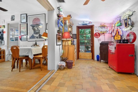 House in Miami Shores, Florida 3 bedrooms, 135.64 sq.m. № 2007349 - photo 26