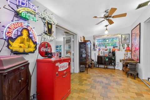 House in Miami Shores, Florida 3 bedrooms, 135.64 sq.m. № 2007349 - photo 15