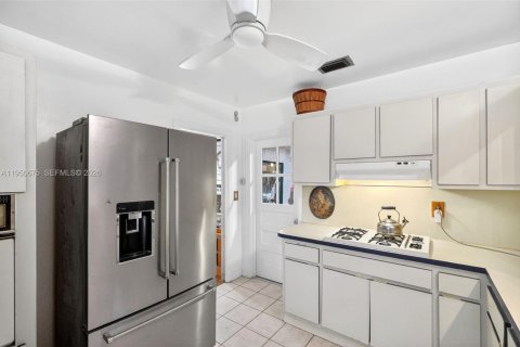 House in Miami Shores, Florida 3 bedrooms, 135.64 sq.m. № 2007349 - photo 12