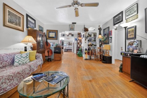 House in Miami Shores, Florida 3 bedrooms, 135.64 sq.m. № 2007349 - photo 9