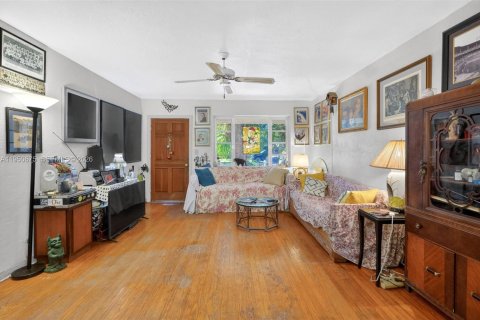 House in Miami Shores, Florida 3 bedrooms, 135.64 sq.m. № 2007349 - photo 3