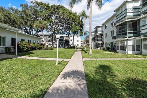 Condo in Bradenton, Florida, 1 bedroom  № 2239469 - photo 12