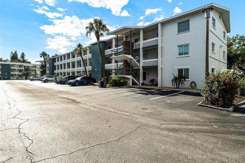 Condo in Bradenton, Florida, 1 bedroom  № 2239469 - photo 8