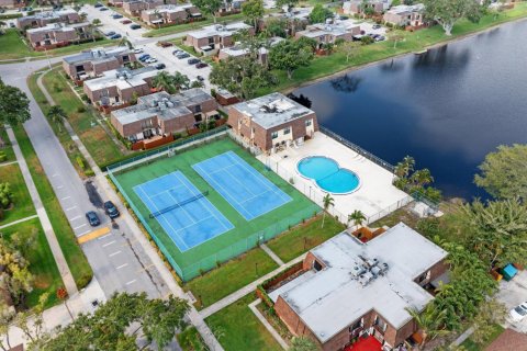 Adosado en alquiler en Palm Springs, Florida, 3 dormitorios, 128.67 m2 № 1174556 - foto 1