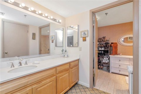 Condo in Tampa, Florida, 2 bedrooms  № 2211177 - photo 21