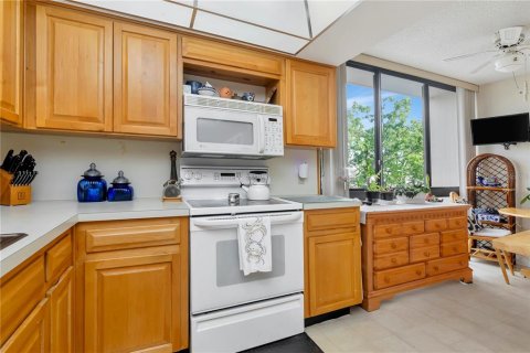 Condo in Tampa, Florida, 2 bedrooms  № 2211177 - photo 17