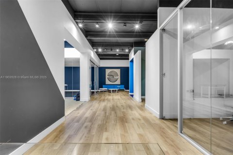Купить коммерческую недвижимость в Майами, Флорида № 2046264 - фото 14