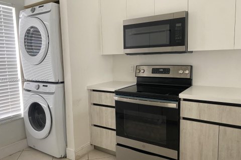 Townhouse in Hallandale Beach, Florida 2 bedrooms, 90.3 sq.m. № 2261474 - photo 2