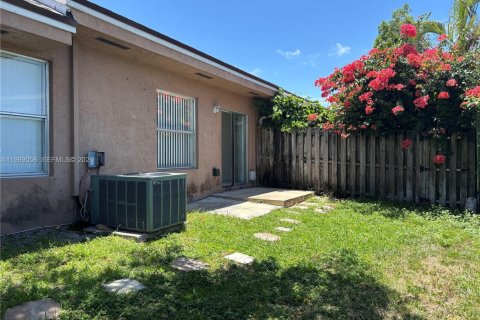 Townhouse in Hallandale Beach, Florida 2 bedrooms, 90.3 sq.m. № 2261474 - photo 15