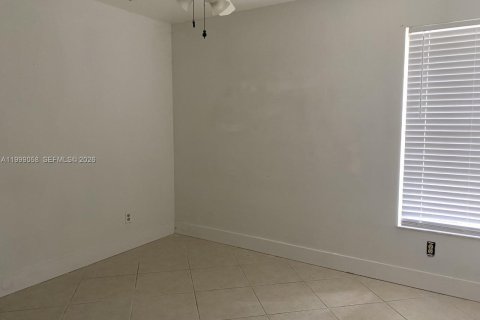 Townhouse in Hallandale Beach, Florida 2 bedrooms, 90.3 sq.m. № 2261474 - photo 12