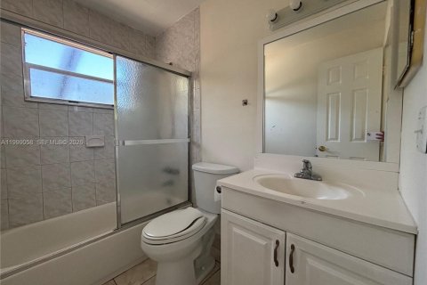 Townhouse in Hallandale Beach, Florida 2 bedrooms, 90.3 sq.m. № 2261474 - photo 10