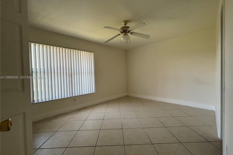 Townhouse in Hallandale Beach, Florida 2 bedrooms, 90.3 sq.m. № 2261474 - photo 9