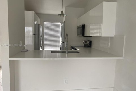 Townhouse in Hallandale Beach, Florida 2 bedrooms, 90.3 sq.m. № 2261474