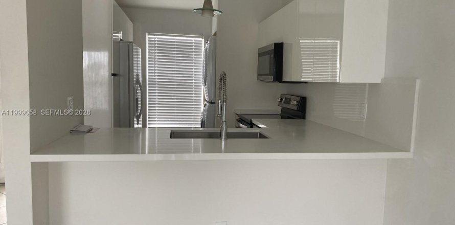 Townhouse in Hallandale Beach, Florida 2 bedrooms, 90.3 sq.m. № 2261474