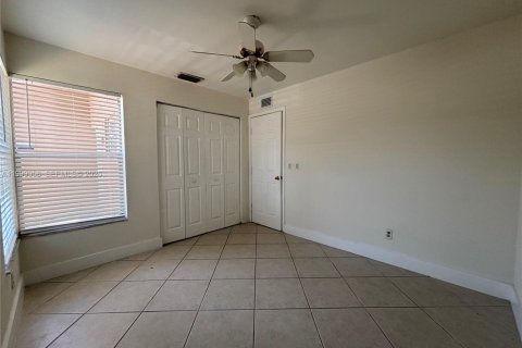 Townhouse in Hallandale Beach, Florida 2 bedrooms, 90.3 sq.m. № 2261474 - photo 11