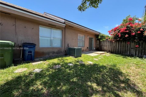 Townhouse in Hallandale Beach, Florida 2 bedrooms, 90.3 sq.m. № 2261474 - photo 16