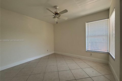 Townhouse in Hallandale Beach, Florida 2 bedrooms, 90.3 sq.m. № 2261474 - photo 13