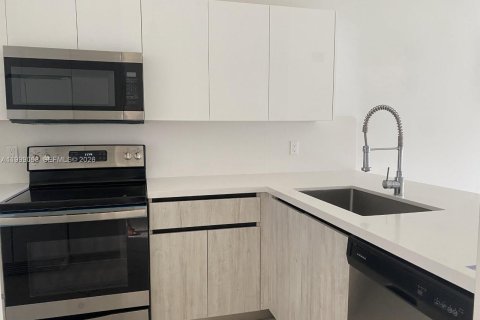 Townhouse in Hallandale Beach, Florida 2 bedrooms, 90.3 sq.m. № 2261474 - photo 3