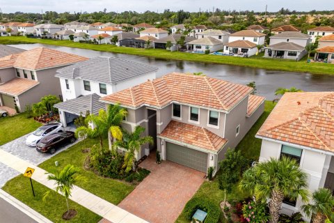 Villa ou maison à louer à Lake Worth, Floride: 6 chambres, 272.3 m2 № 2286038 - photo 2