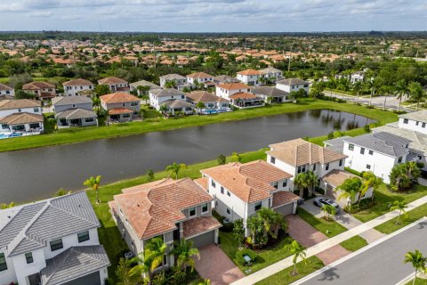 Villa ou maison à louer à Lake Worth, Floride: 6 chambres, 272.3 m2 № 2286038 - photo 3